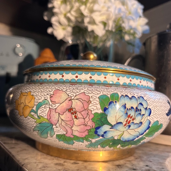 Unique Vintage White Floral Cloisonné large lidded container like new - Picture 3 of 12